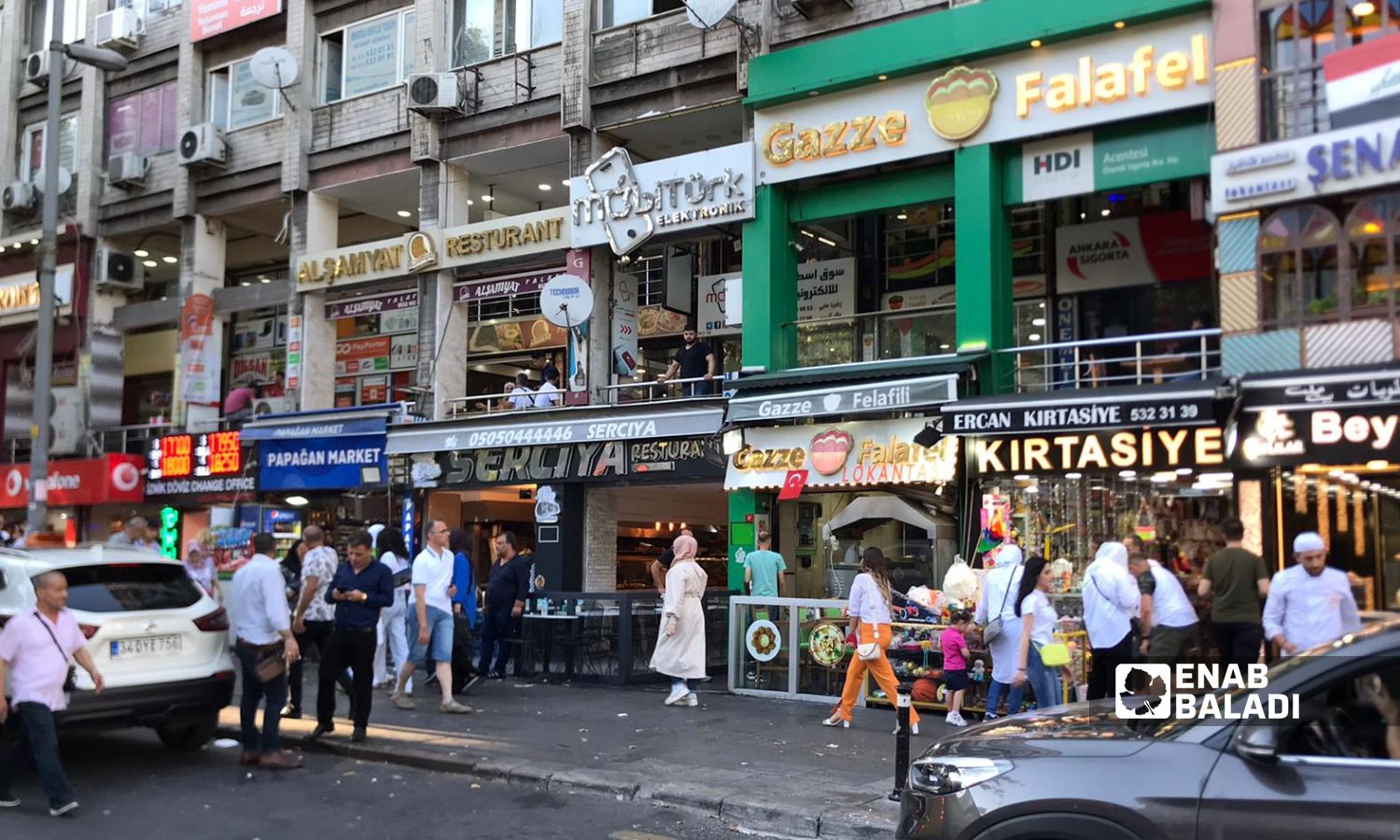 مطاعم سورية في منطقة يوسف باشا في مدينة اسطنبول القسم الأوروبي- 29 تموز 2022 (عنب بلدي)