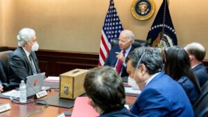 لقاء الرئيس الأمريكي، جو بايدن، بفريق الأمن القومي الخاص به لمناقشة العملية في 1 من تموز 2022 (البيت الأبيض)