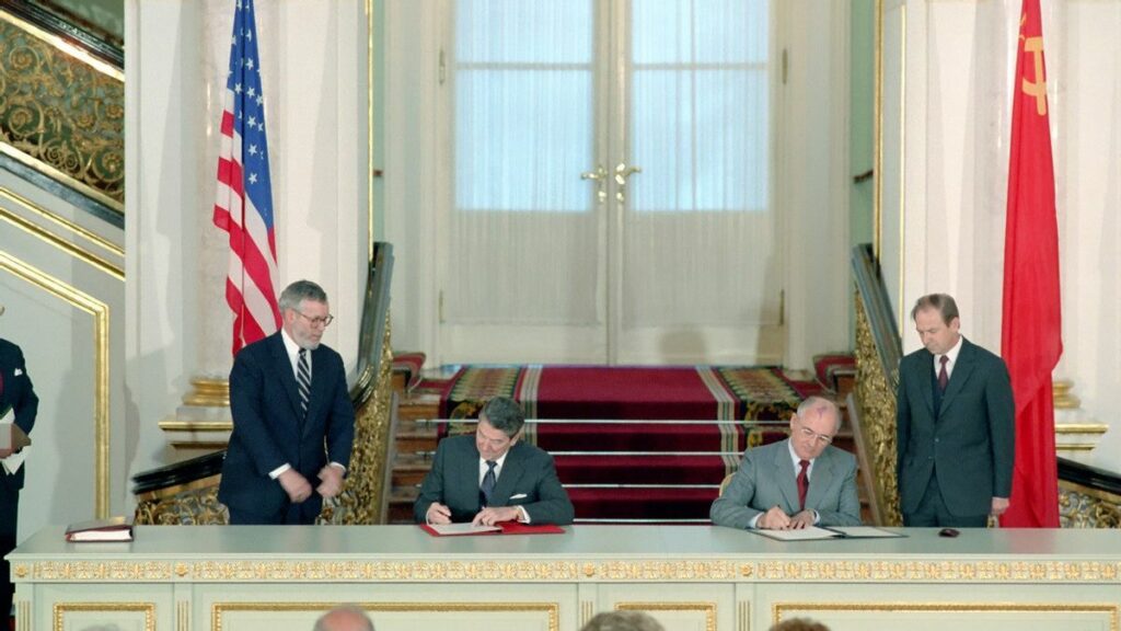 من توقيع الرئيس الأمريكي رونالد ريغان (يسار) ورئيس الاتحاد اليوفييتي ميخائيل غورباتشوف على الاتفاق النووي عام 1988 (White House Photographic Collection)