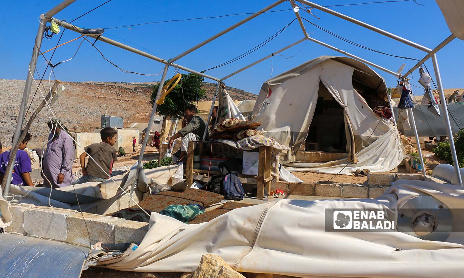 أضرار لحقت بالأهالي ضمن مخيم الجبل في منطقة الشيخ بحر نتيجة العاصفة الهوائية (عنب بلدي- إياد عبد الجواد)
