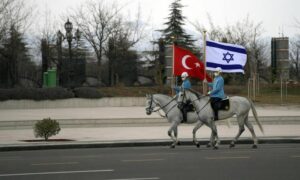 جنديان تركيان يمتطيان الأحصنة حاملين العلمين التركي والإسرائيلي خلال مراسم استقبال الرئيس التركي رجب طيب أردوغان للرئيس الإسرائيلي إسحاق هرتسوغ_ 9 من آذار 2022 (هرتسوغ/ تويتر)