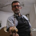 مصطفى خضر.. ملمع النحاسيات الأخير في سلقين بريف إدلب - 21 تموز 2022 (عنب بلدي / محمد دبل)