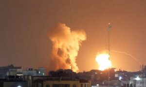 دخان متصاعد مع لهب خلفته غارات إسرائيلية جوية على قطاع غزة_ 5 من آب 2022 (رويترز)
