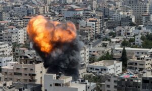 ألسنة اللهب والدخان تتصاعد خلال غارة جوية إسرائيلية على قطاع غزة، 6 من آب 2022 (رويترز)