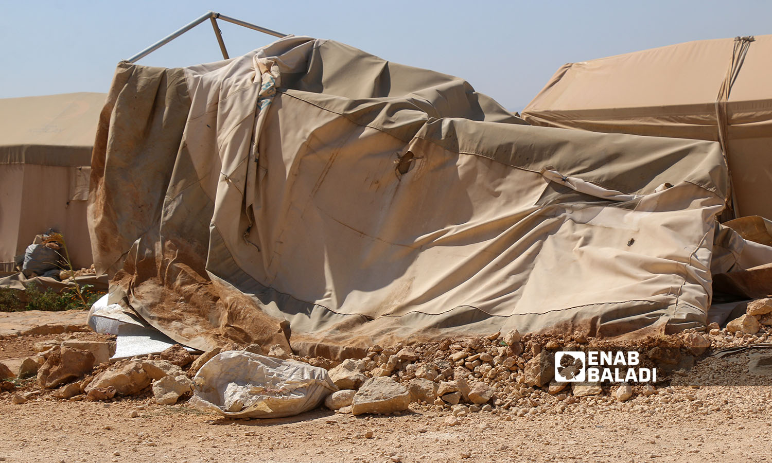 أضرار لحقت بالأهالي ضمن مخيم الجبل في منطقة الشيخ بحر نتيجة العاصفة الهوائية (عنب بلدي- إياد عبد الجواد)
