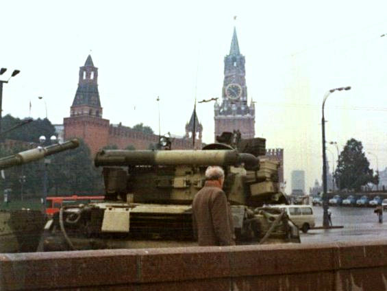 الدبابات السوفييتية في الساحة الحمراء خلال انقلاب 11 آب 1992