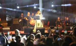 المغنية اللبنانية نجوى كرم تغني في قلعة دمشق_ 18 من آب 2022  (نجوى كرم/ فيس بوك) 
