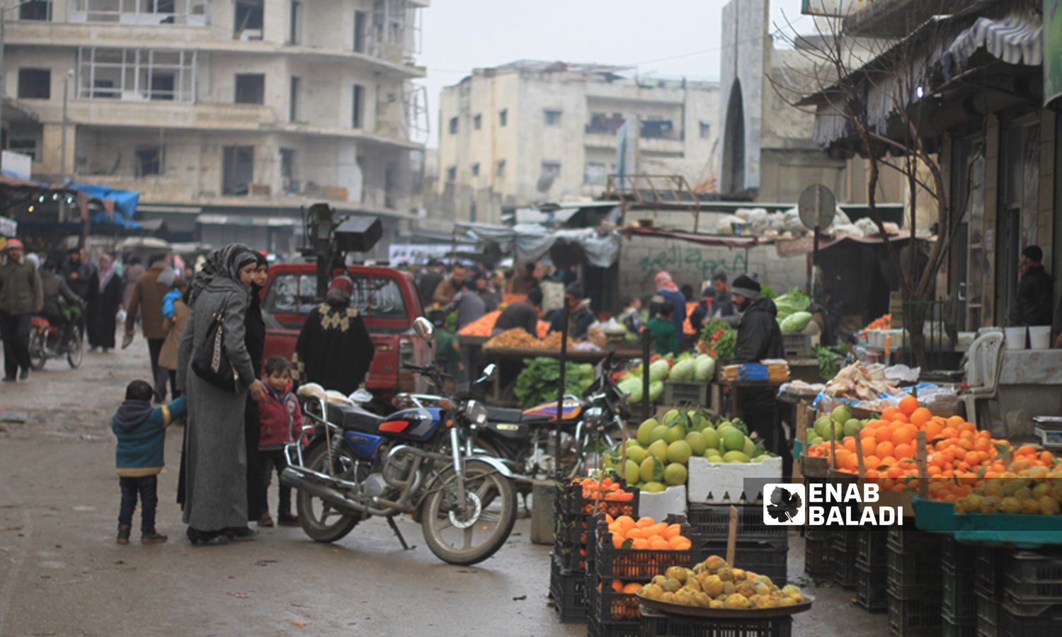 بائع خضار وفواكه في سوق مدينة إدلب- 7 من نيسان 2021 (عنب بلدي)