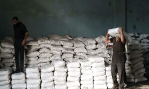 توزيع الأسمدة على المزارعين في سوريا (سانا)
