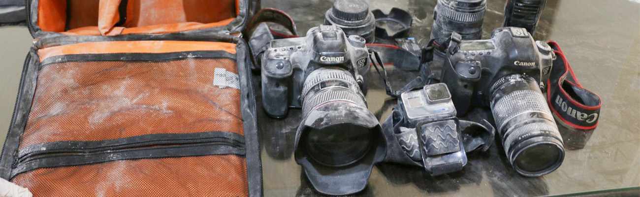 معدات تصوير المتطوع الإعلامي في "الدفاع المدني السوري"، أنس الدياب، بعد مقتله إثر هجوم روسي استهدفه في مدينة خان شيخون جنوبي إدلب عام 2019 (الدفاع المدني/ فيس بوك)