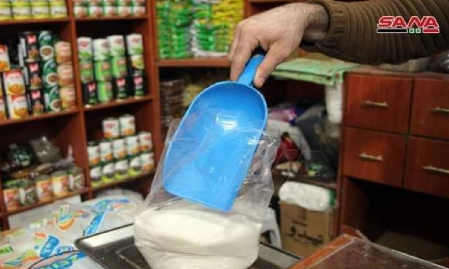 محل لبيع مادة السكر في درعا (سانا)