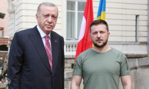 الرئيس الأوكراني فلاديمير زيلينسكي يستضيف الرئيس التركي رجب طيب أردوغان في مدينة لفيف الأوكرانية - 18 آب 2022 (الأناضول)