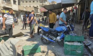 آثار قصف على سوق وسط مدينة الباب بريف حلب الشرقي- 19 آب 2022 (الدفاع المدني/ فيس بوك)