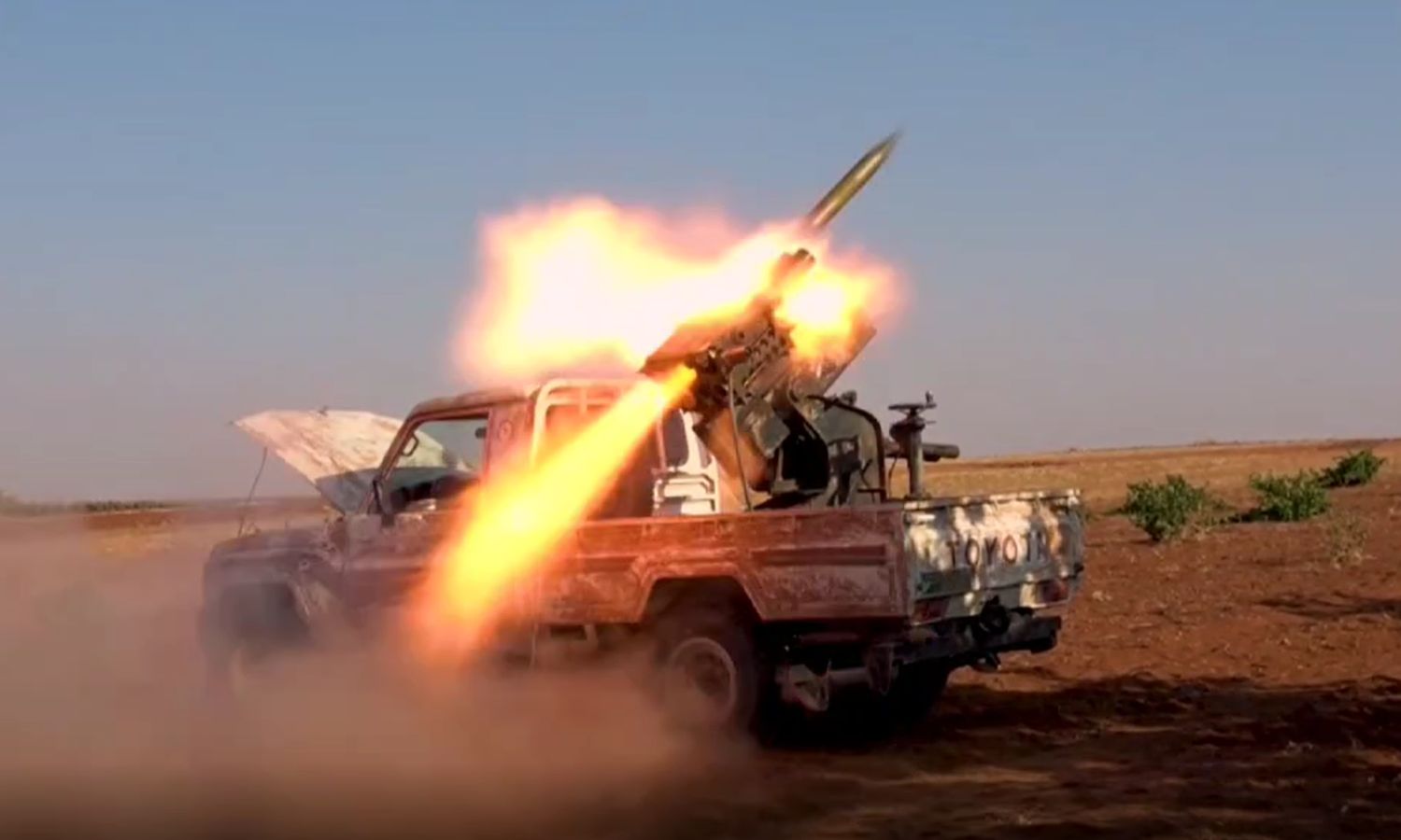 سيارة لوحدات "المدفعية والصواريخ" في "الجيش الوطني" تستهدف مواقع مشتركة لقوات النظام و"قسد" بريف حلب- 19 من آب 2022 (وحدة الإعلام الحربي)