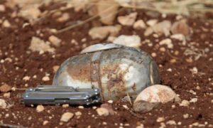 ذخيرة غير منفجرة في أرض زراعية شمالي سوريا- 4 تموز 2022 (الدفاع المدني/ فيس بوك)