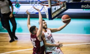 لاعبا منتخب سوريا وقطر في بطولة آسيا للشباب بكرة السلة- 23 آب 2022 (Fiba)
