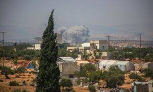 تصاعد الدخان إثر غارات جوية نفذتها طائرات روسية على الأطراف الغربية لمدينة إدلب- 22 آب 2022 (متداول شبكات محلية)