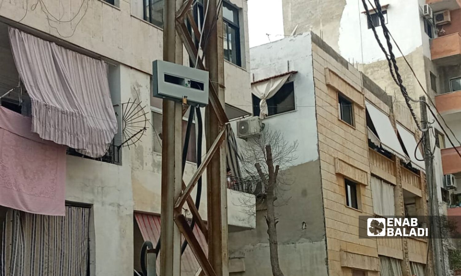 عدّاد لإحدى مولدات اشتراك الكهرباء (أمبيرات) في حي القلعة (بنايات السابع من نيسان) في مدينة اللاذقية- آب 2022 (عنب بلدي)