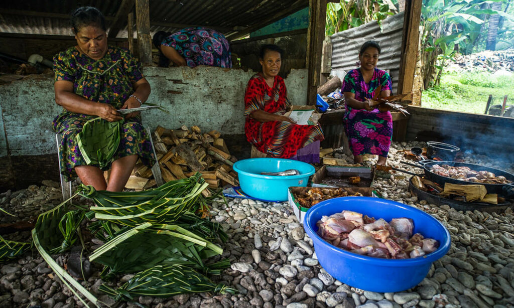 نساء يحضرن الطعام في ماجورو عاصمة جزر مارشال (بنك التنمية الأسيوي)