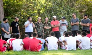 لاعبون وإداريون في نادي الجيش بسوريا خلال حصة تدريبية- 18 من آب (نادي الجيش/ فيس بوك)