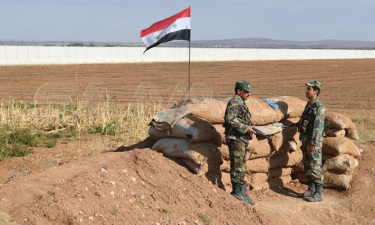 عنصران من قوات النظام السوري في منطقة عين العرب قرب الحدود السورية- التركية- 4 من تشرين الثاني 2019 (سانا)