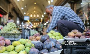  رجل يبيع الفواكه في السوق المسقوف بمدينة إعزاز بريف حلب الشمالي - 2 أيلول 2022 (عنب بلدي / ديان جنباز)