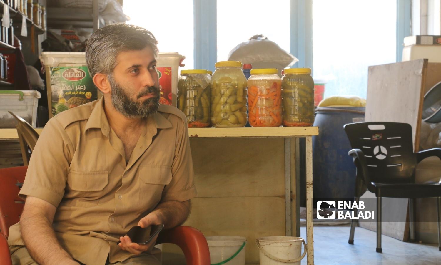  رجل يبيع "المخللات"في السوق المسقوف بمدينة إعزاز بريف حلب الشمالي - 2 أيلول 2022 (عنب بلدي / ديان جنباز)
