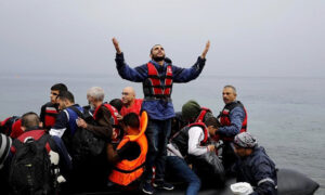 قارب يحمل لاجئيين متجهين نحو أوروبا (رويترز)