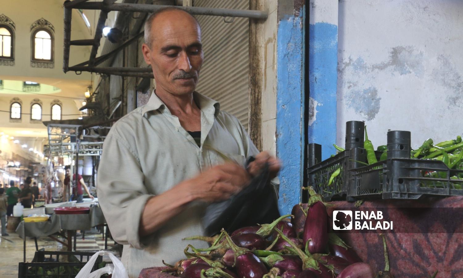  رجل يشتري الخضار في السوق المسقوف بمدينة إعزاز بريف حلب الشمالي - 2 أيلول 2022 (عنب بلدي / ديان جنباز)
