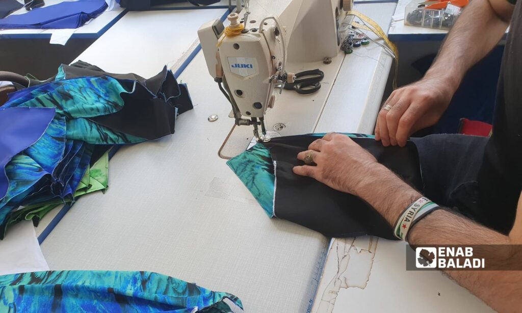 أحد العاملين في ورشة خياطة بمنطقة تشاغليان في اسطنبول- 26 أيلول 2022 (عنب بلدي)