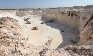 سقوط حجارة على آلية للحفر في أحد المقالع الحجرية بريف إدلب- 6 أيلول 2022 (فيس بوك/ علي حمادة)