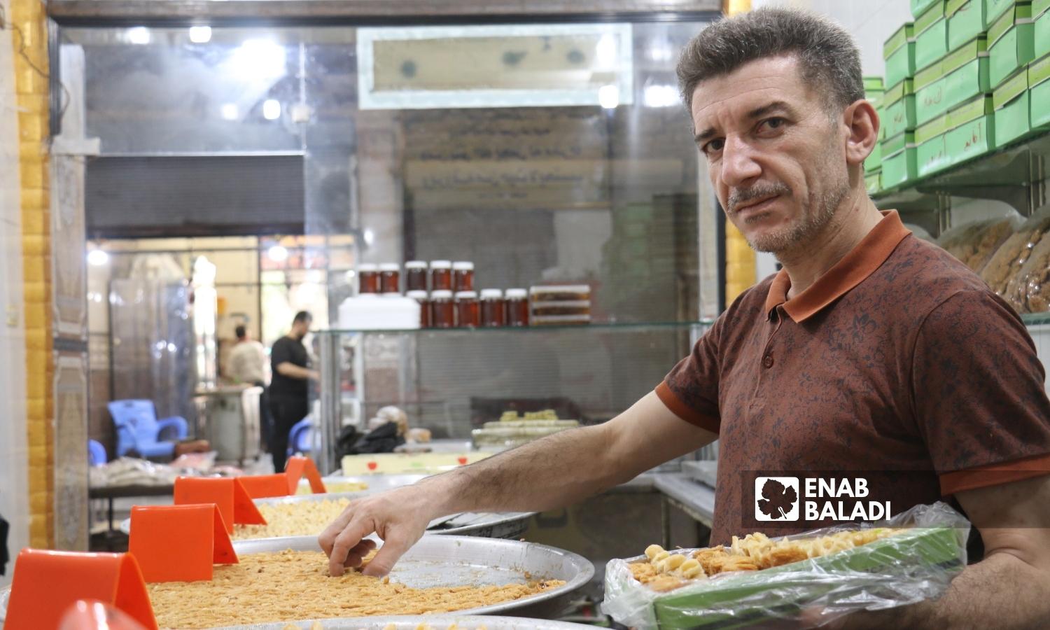  رجل يبيع الحلويات في السوق المسقوف بمدينة إعزاز بريف حلب الشمالي - 2 أيلول 2022 (عنب بلدي / ديان جنباز)