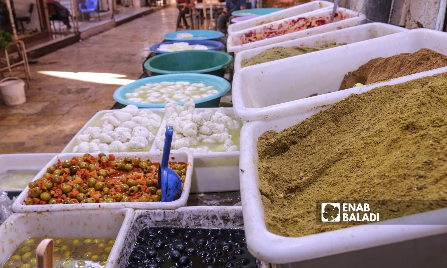 السوق المسقوف بمدينة إعزاز بريف حلب الشمالي - 2 أيلول 2022 (عنب بلدي / ديان جنباز)