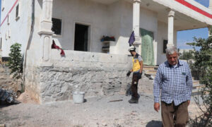 متطوع في الدفاع المدني يتفقد منزلًا تعرض للقصف من قبل النظام السوري غربي حلب- 22 أيلول 2022 (الدفاع المدني السوري)