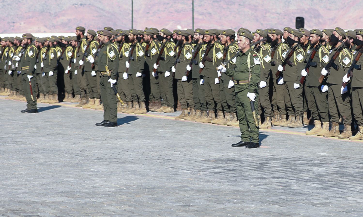 مقاتلون من الدفعة الأولى دورة "أبو عمر سراقب" في الكلية العسكرية بإدلب- 6 من أيلول 2022 (الكلية العسكرية/ فيس بوك)