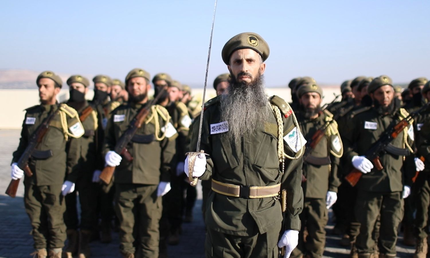 مقاتلون من الدفعة الأولى دورة "أبو عمر سراقب" في الكلية العسكرية بإدلب- 6 من أيلول 2022 (الكلية العسكرية/ فيس بوك)