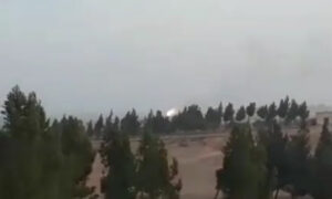 تصاعد ألسنة اللهب إثر انفجار مستودع ذخائر وأسلحة شرقي حمص- 20 أيلول 2022 (فيس بوك/ حديدة اليوم)