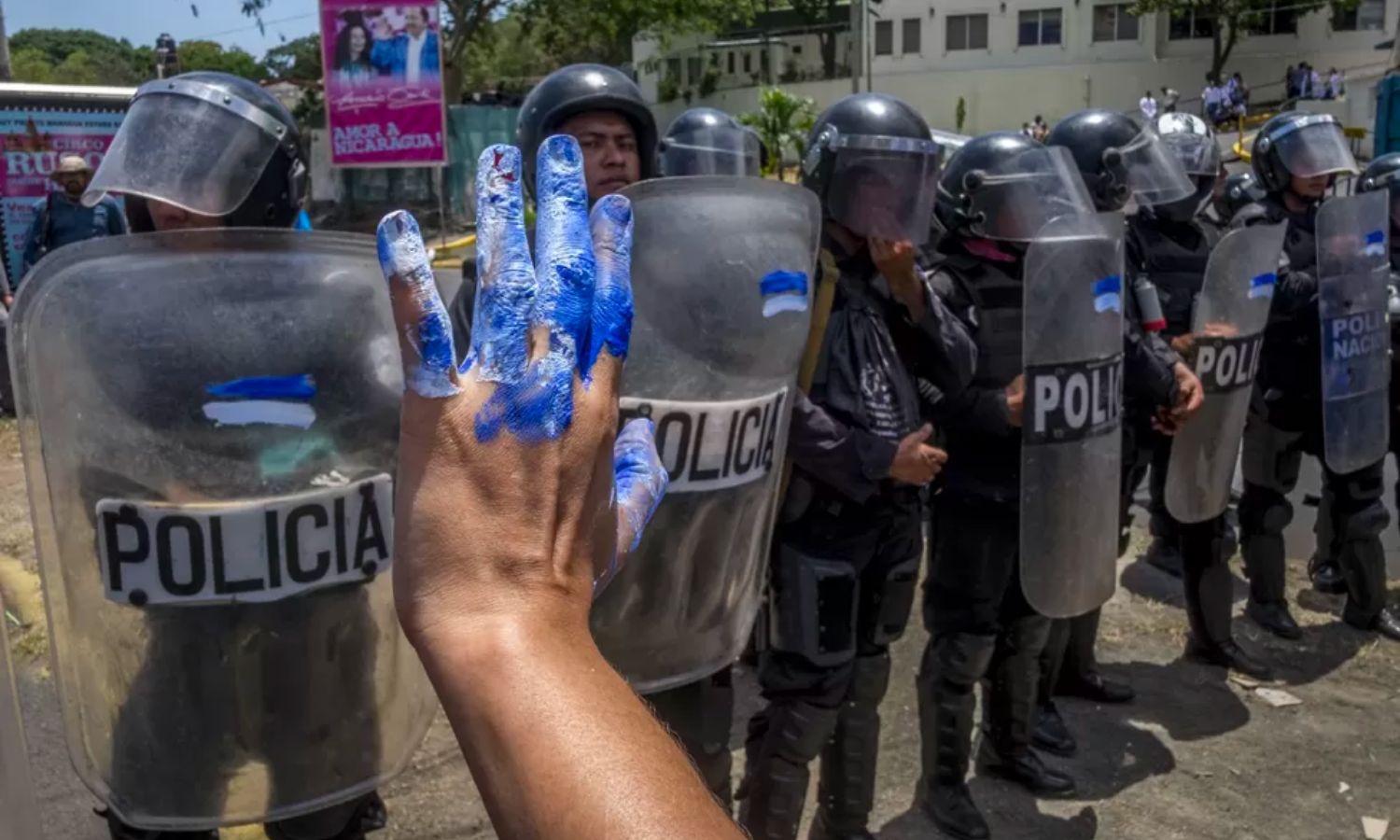 نساء نيكاراغوا يتظاهرن أمام شرطة مكافحة الشغب في ماناغوا- 2 أيار 2018 (خافيير بولوز)