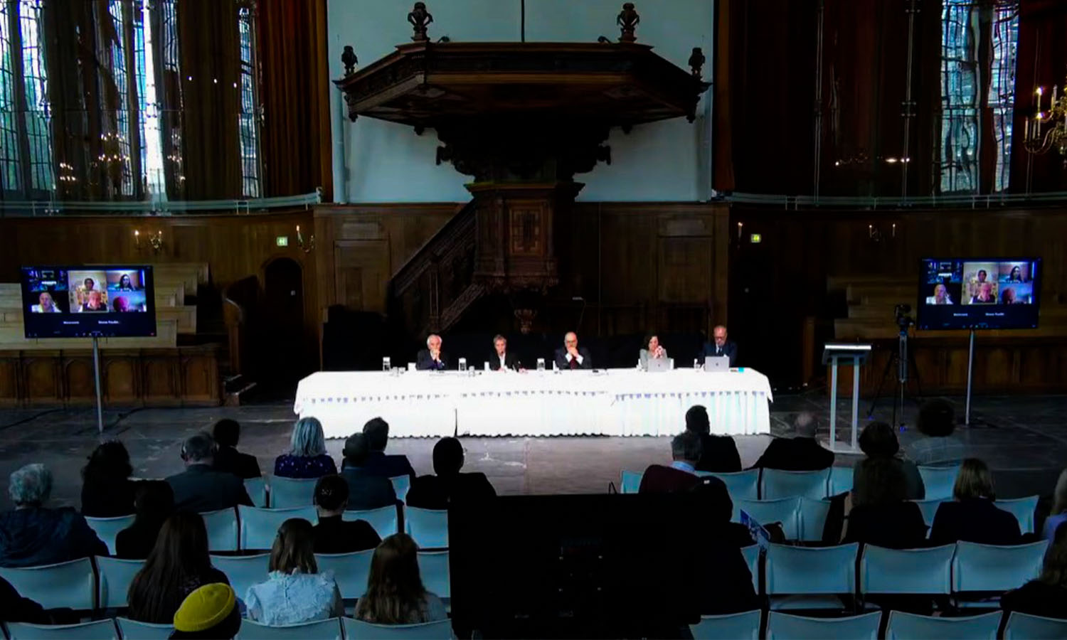 يعض القضاة والمشاريكين في "محكمة الشعب" في لاهاي خلال جلسة النطق بالحكم حول قضية مقتل الصحفي نبيل شربجي-19 من أيلول 2022 (لقطة شاشة من جلسة المحكمة)
