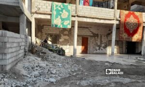 منزل معاد إعماره بسبب تضرره جزئيًا وسط مدينة الرقة 18في كانون الثاني2022 (عنب بلدي/ حسام العمر)

