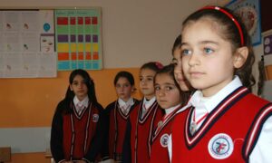 طفلة سورية في أحد مدارس مدينة غازي عنتاب في تركيا (تركيا بالعربي)