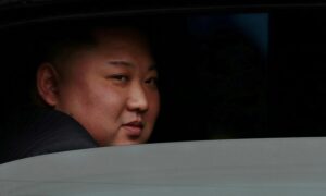 زعيم كوريا الشمالية كيم جونغ أون يجلس في سيارته بعد وصوله إلى محطة سكة حديد في دونغ دانغ- فيتنام  على الحدود مع الصين 26 من شباط 2019 (رويترز)