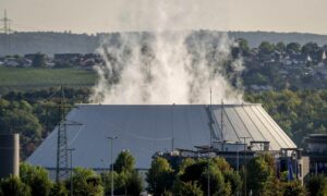 دخان يتصاعد من محطة طاقة نووية في نيكارويستهايم- ألمانيا في 22 من آب 2022 (AP)