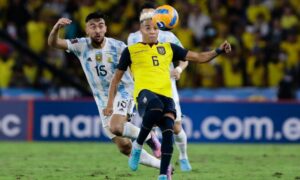 لاعب الإيكوادور بايرون كاستيلو في مباراة ضد منتخب الأرجنتين خلال تصفيات كأس العالم بأمريكا الجنوبية - (AFP)
