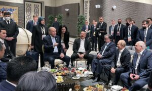 الرئيس التركي رجب طيب أرودغان خلال اجتماع ودي مع رؤساء قمة شنغهاي في سمرقند- أوزبكستان 15 من أيلول 2022
