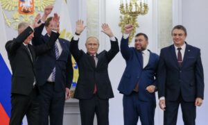 الرئيس الروسي فلاديمير بوتين وقادة المناطق الأوكرانية التي ضمتها روسيا  في أثناء مراسم التوقيع في قاعة جورجيفسكي بالكرملين في موسكو- روسيا 30 من أيلول 2022 (رويترز)