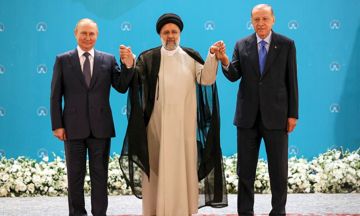 الرئيس التركي رجب طيب أردوغان، ونظيريه الإيراني ابراهيم رئيسي، والروسي فلاديمير بوتين في ظهران في تموز 2022 (AP)