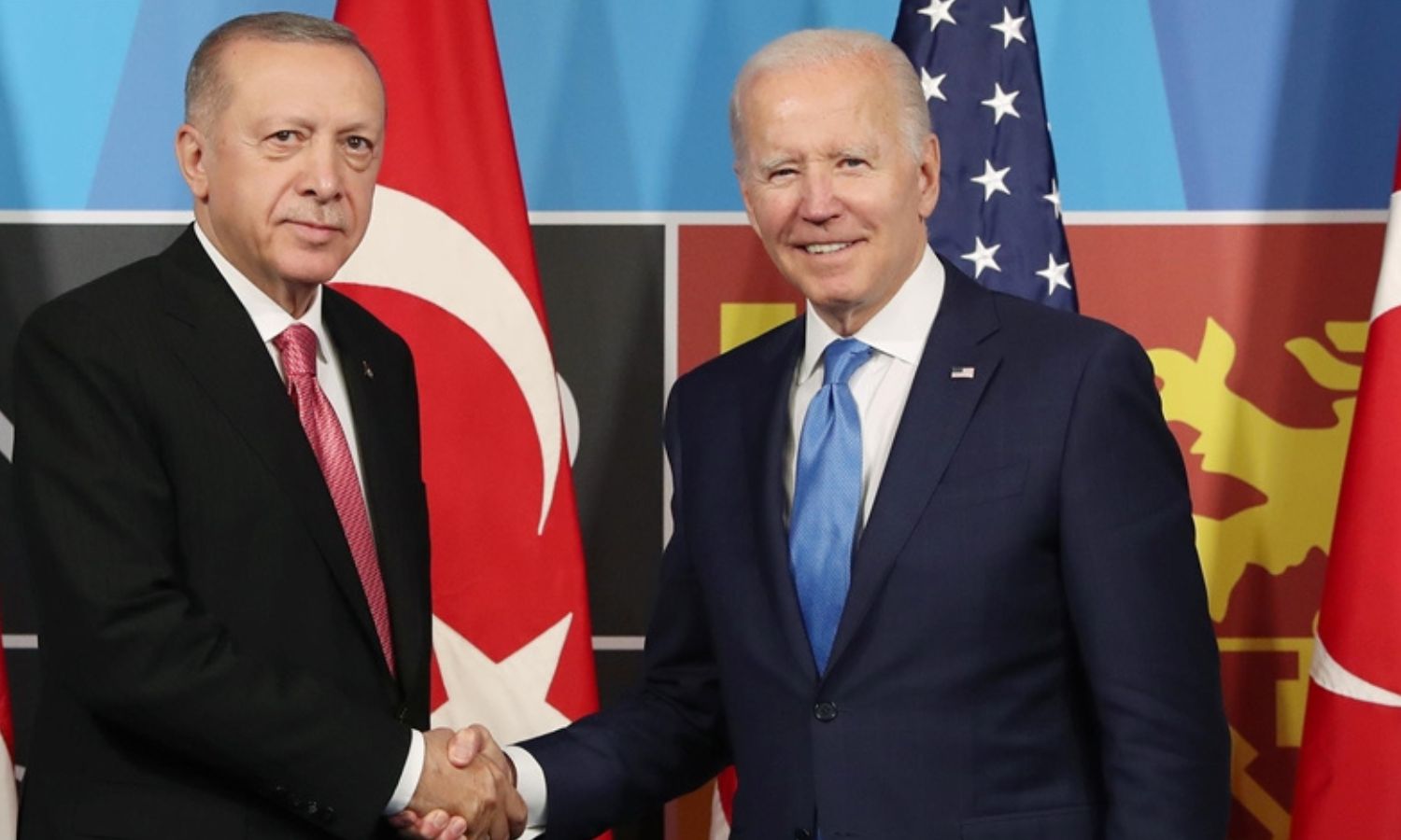 الرئيس الأمريكي جو بايدن، يصافح الرئيس التركي، رجب طيب أردوغان في حزيران 2022 (الأناضول)