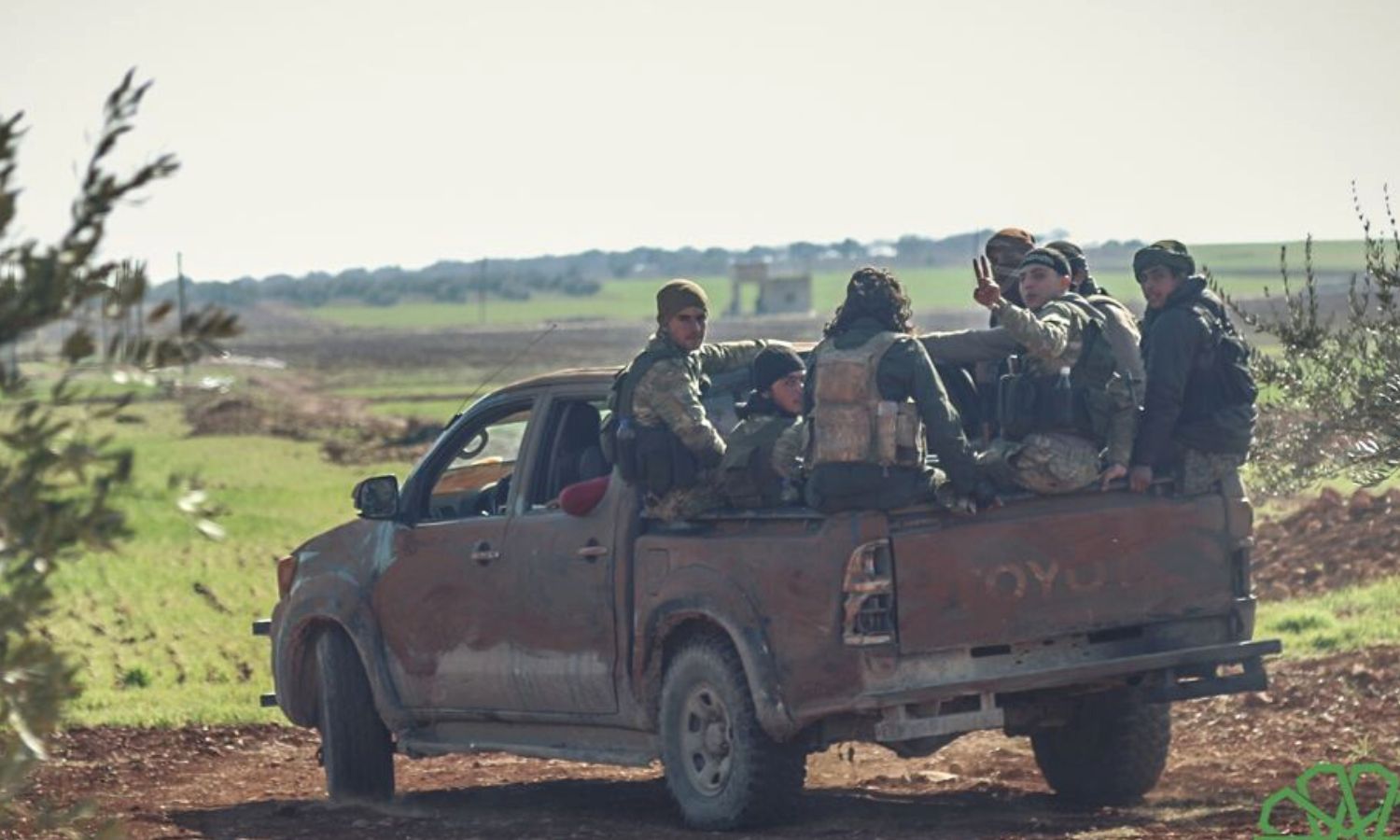 مقاتلون في حركة "أحرار الشام الإسلامية" قبيل انطلاقهم إلى خطوط التماس بري إدلب الشرقي الجنوبي- 7 من شباط 2018 (أحرار الشام/ تلجرام)
