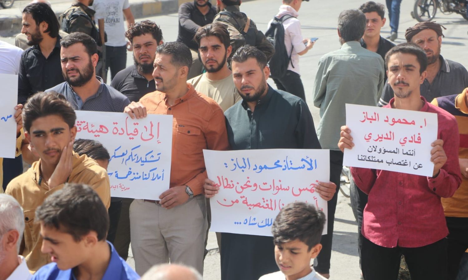 متظاهرون في مدينة الباب بريف حلب الشرقي للمطالبة بإعادة الممتلكات التي يستولي عليها قيادي في فرقة "السلطان ملكشاه"- 23 من أيلول 2022 (أخبار مدينة الباب/ فيس بوك)